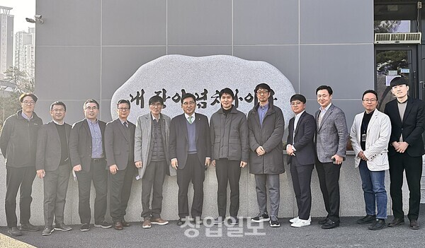 ㈜에르코스 방문. 한국농수산식품유통공사 김춘진 사장(좌측6번째), ㈜에르코스 대표 김슬기(좌측7번째)