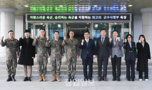 육군 군수사령부를 방문한 한국농수산식품유통공사 김춘진 사장(우측 5번째)