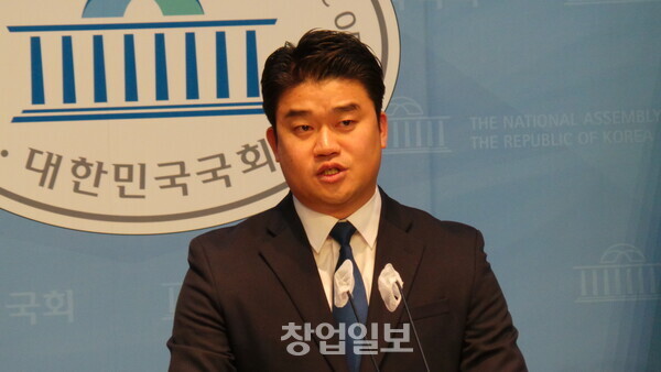 신용우 안희정 전 총남지사 비서. 신씨는 5일 더불어민주당을 탈당한다고 밝혔다. 