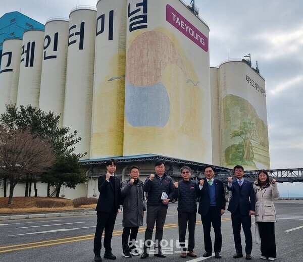 ㈜태영그레인터미널 방문 한국농수산식품유통공사 김춘진 사장(우측 3번째), ㈜태영그레인터미널 여태현 대표(우측 4번째)