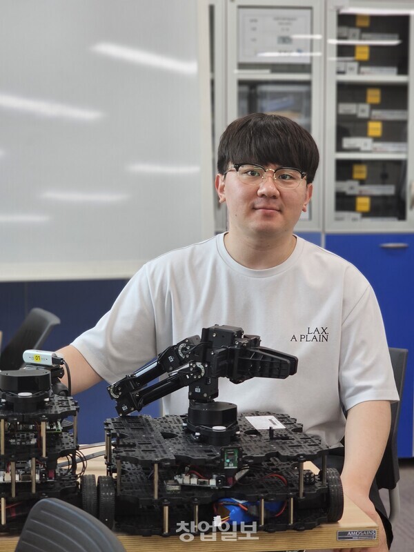 손명준씨가 폴리텍대 로봇캠퍼스 로봇IT과 재학 중 로봇운영체제(ROS) 실습용 터틀봇 앞에서 포즈를 취하고 있다. 손씨는 32살에 로봇 엔지니어로 취업에 성공했다.