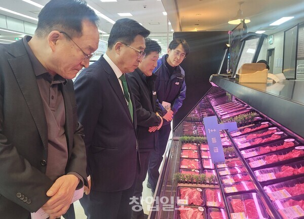 거제농수산물종합유통센터 하나로마트 방문. 한국농수산식품유통공사 김춘진 사장(좌측 2번째)