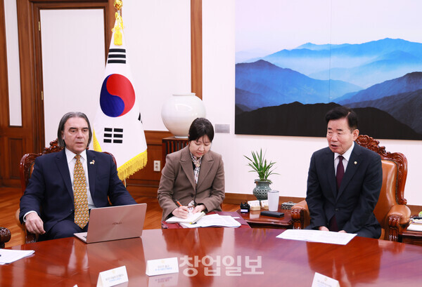 김진표 의장이 쿱샤 루마니아-한국 의원친선협회장을 접견하고 있다.
