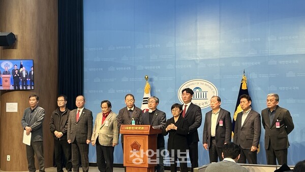 전국상인연합회 기자회견에서 발언하는 전남상인연합회 한승주 회장