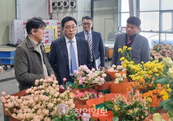 농업회사법인 ㈜로즈피아 현장방문. 한국농수산식품유통공사 김춘진 사장(좌측 2번째)