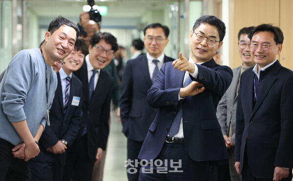 김창기 국세청장이 20일 법인세 신고기간을 맞아 김해세무서를 방문했다. 