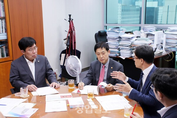 윤창현 의원이 김주현 금융위원장, 대전시 관계자들과 면담하고 있다.