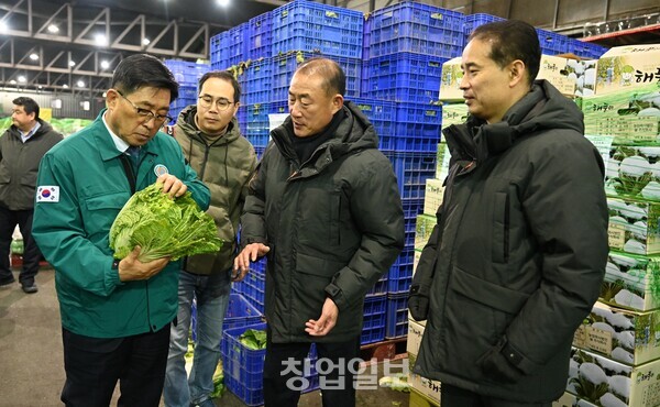 가락시장 채소 수급 상황 점검 현장. 한국농수산식품유통공사 김춘진 사장(좌측 1번째)