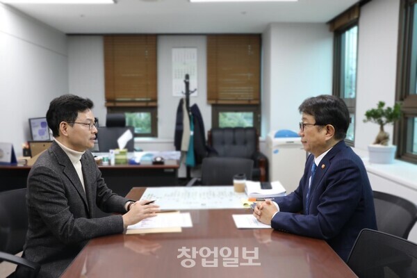 박상우 국토교통부 장관과 면담하는 박정훈 예비후보(왼쪽)