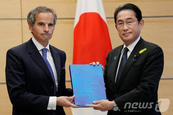 파엘 그로시 국제원자력기구(IAEA) 사무총장이 4일 일본 도쿄 총리실에서 기시다 후미오(岸田文雄) 일본 총리에게 후쿠시마 오염수 방류 최종 보고서를 전달하고 있다. &copy; AFP=뉴스1