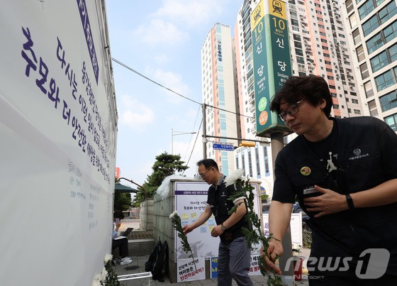 11일 오후 서울 중구 지하철 6호선 신당역 10번 출구에 마련된  신당역 스토킹 살인 사건 1주기 추모공간에서 시민들이 헌화하고 있다.