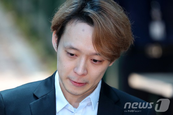마약 투약혐의로 구속기소된 가수 겸 배우 박유천 씨가 2일 오전 법원으로부터 징역 10월에 집행유예 2년을 선고받고 경기도 수원시 팔달구 수원구치소를 나서고 있다.