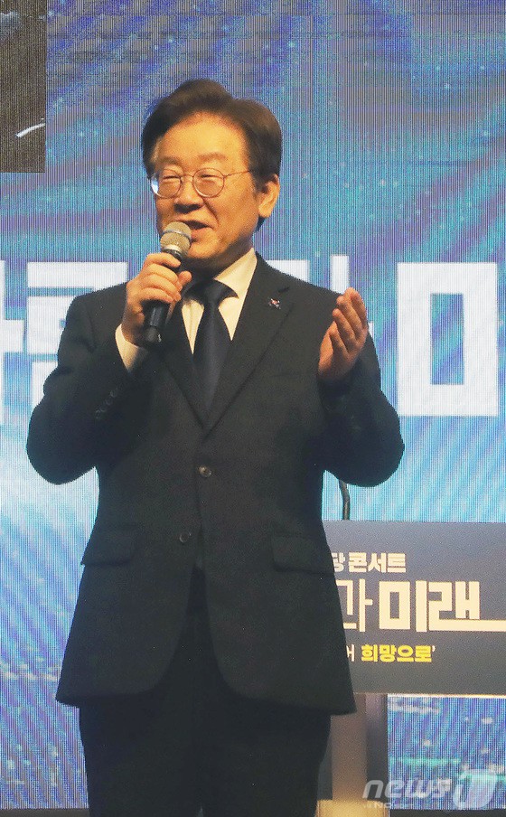 이재명 더불어민주당 대표가 5일 오후 광주 서구 치평동 김대중컨벤션센터에서 열린 더불어민주당 광주·전남 '사람과미래' 콘서트에서 발언하고 있다.