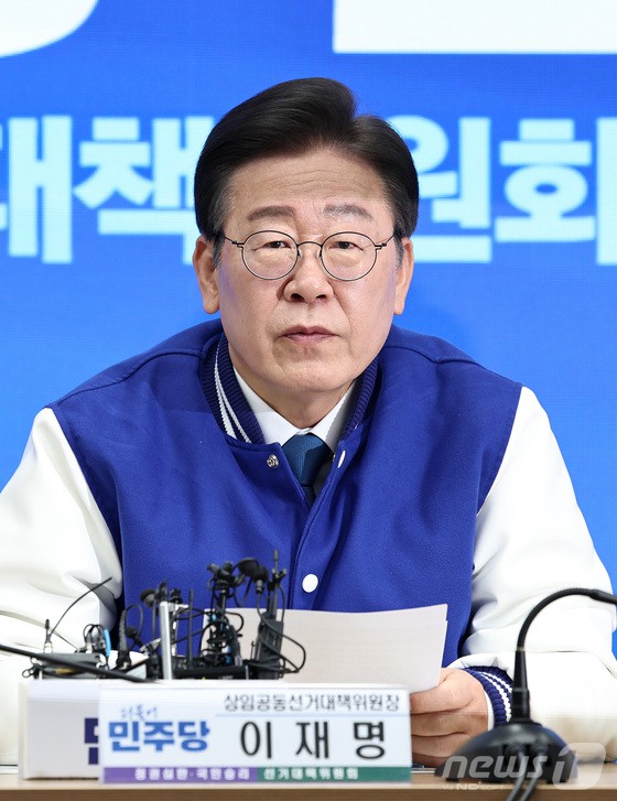 이재명 더불어민주당 대표가 20일 오전 서울 여의도 중앙당사에서 열린 중앙선대위 합동회의에서 모두발언을 하고 있다.
