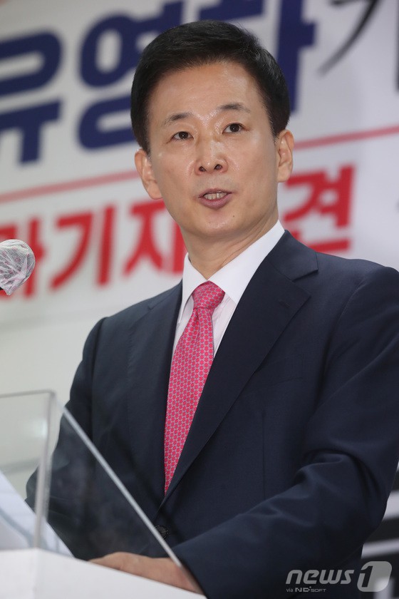 박근혜 전 대통령의 측근인 유영하 변호사가 1일 오전 대구 수성구 범어동 국민의힘 대구시당에서 기자회견을 열고 6·1지방선거에 대구시장 출마를 공식 선언하고 있다.