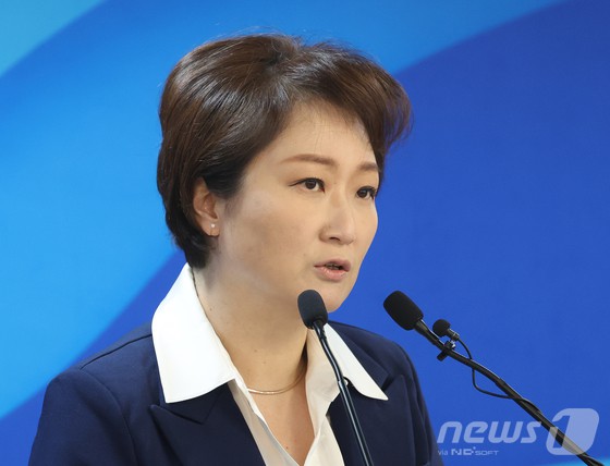 이언주 전 의원이 1일 서울 여의도 더불어민주당 중앙당사에서 경기 용인정 출마선언 기자회견을 하고 있다.